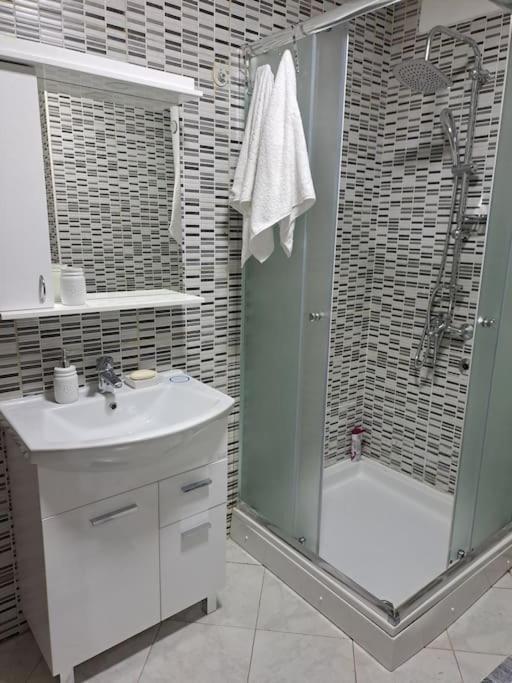 Ferienwohnung Enjoy Traveling Tuzla Exterior foto